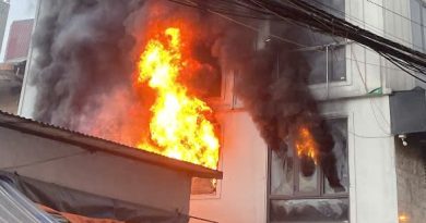 Phá mái tôn cứu người trong nhà 6 tầng bốc cháy