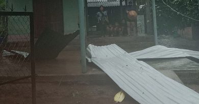 Lốc xoáy làm hơn 100 nhà tốc mái, hư hỏng