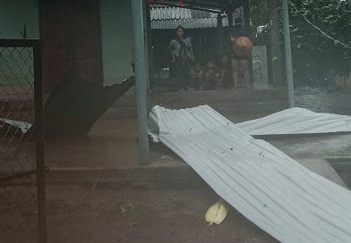 Lốc xoáy làm hơn 100 nhà tốc mái, hư hỏng