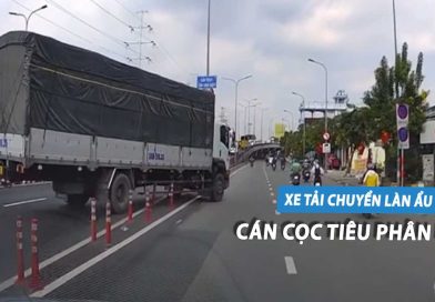Xe tải bất chấp tất cả, cán qua cọc tiêu để chuyển làn đường gây bức xúc