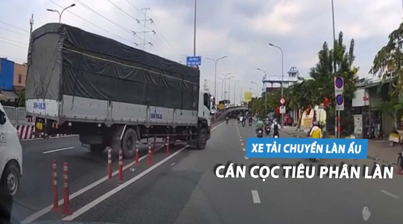 Xe tải bất chấp tất cả, cán qua cọc tiêu để chuyển làn đường gây bức xúc