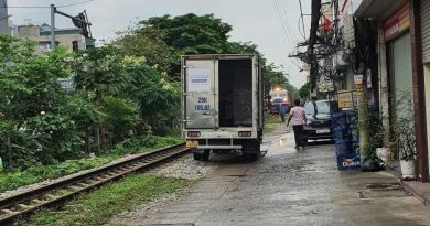 Tàu hỏa dừng khẩn cấp, chờ ôtô rời hành lang an toàn