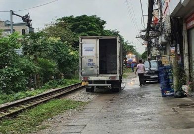 Tàu hỏa dừng khẩn cấp, chờ ôtô rời hành lang an toàn