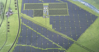 Bê hàng nghìn tấm gương xếp lớp trên núi cao 4.500m, tạo điện xuyên đêm cho triệu gia đình, tiết kiệm 216.900 tấn than, giảm 652.300 tấn CO2