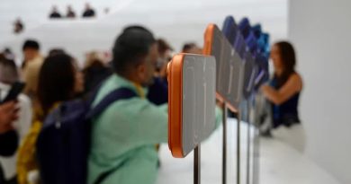 Vì sao iPhone 17 Pro có ‘vết cắt’ kỳ lạ ở cạnh trên?