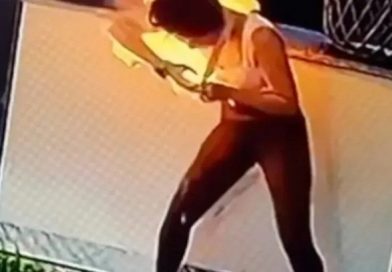 Khói trắng bốc lên từ túi xách, vài giây sau cô gái bị lửa bao trùm bởi thứ nhiều người dùng mỗi ngày
