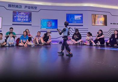 Sợ con tụt hậu, phụ huynh Trung Quốc đổ tiền vào trại hè AI