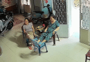 Đang nói chuyện bình thường, người phụ nữ bất ngờ ngả ra với dấu hiệu đột quỵ: Đoạn clip gây ám ảnh, cảnh báo dấu hiệu không được bỏ qua