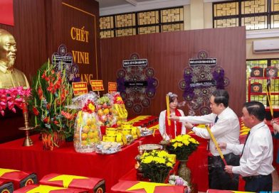 Chủ tịch Quốc hội Trần Thanh Mẫn dâng hương anh hùng liệt sĩ tại công viên Lê Thị Riêng