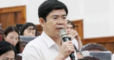‘Sổ đỏ người dân làm thì chậm, ủy quyền cho cò lại nhanh’
