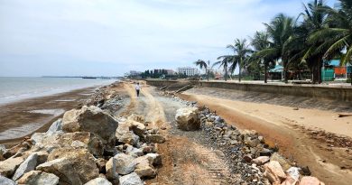 Lo ngại dự án kè biển làm mất bãi tắm Hải Tiến