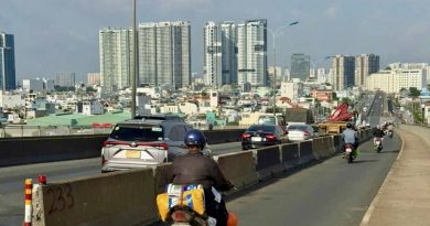 TP HCM gắn lại dải phân cách bêtông trên cầu Phú Mỹ