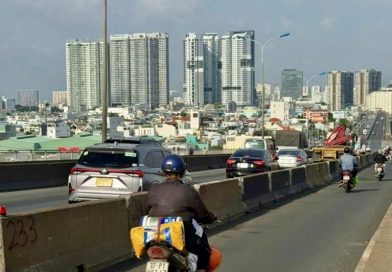 TP HCM gắn lại dải phân cách bêtông trên cầu Phú Mỹ