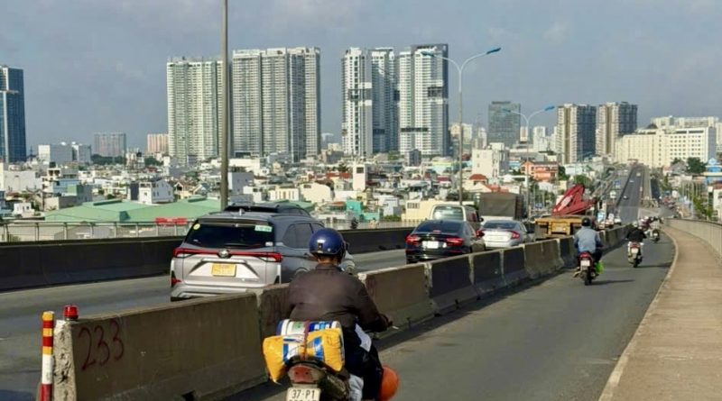 TP HCM gắn lại dải phân cách bêtông trên cầu Phú Mỹ