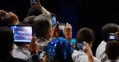Người Nga ai cũng có “smartphone đút túi” nhưng có một điều kỳ lạ đang diễn ra