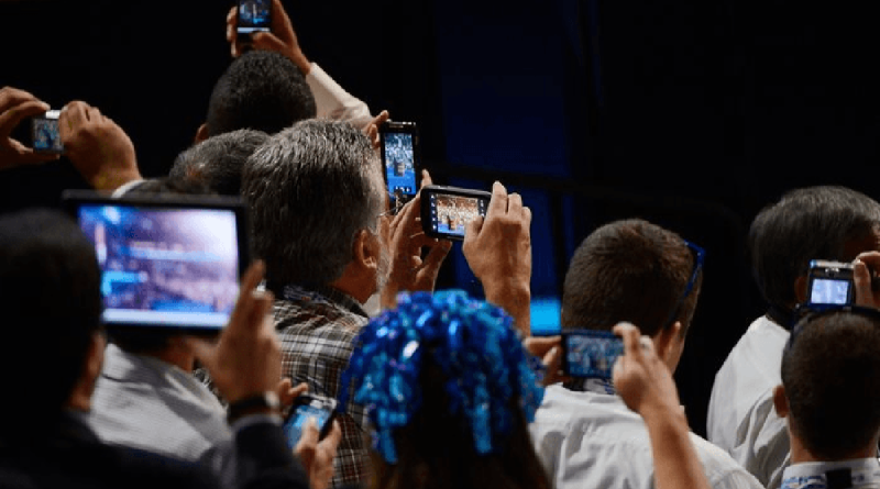 Người Nga ai cũng có “smartphone đút túi” nhưng có một điều kỳ lạ đang diễn ra