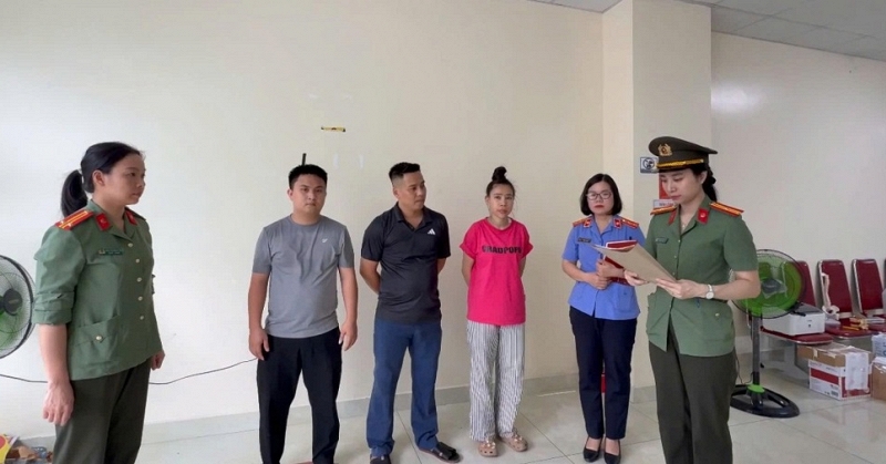 Khám xét khẩn cấp spa, bắt chủ đầu tư Vi Văn Đông, cán bộ tuyển dụng Vũ Thị Hà