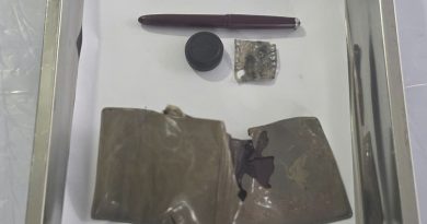 Ví có hình con hạc, cây bút khắc tên ‘Lê Xuân Trường’ trong mộ liệt sĩ