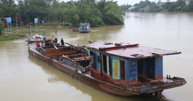 Giải cứu thành công sà lan mắc vào cầu đường sắt