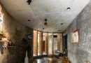 Ngôi nhà được tổ chức thành các khối bán nguyệt so le, với những khoảng xanh đan xen