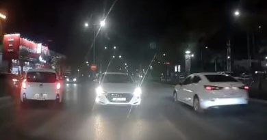 Lái ô tô trong phố ban đêm, bắt buộc tắt đèn pha khi nào?
