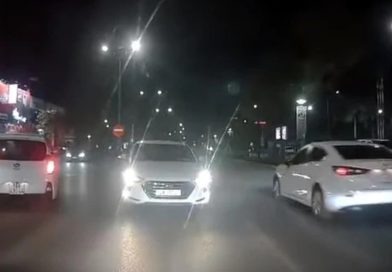 Lái ô tô trong phố ban đêm, bắt buộc tắt đèn pha khi nào?