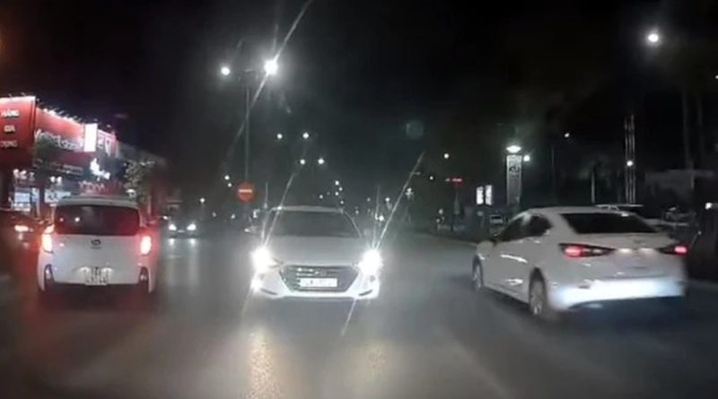 Lái ô tô trong phố ban đêm, bắt buộc tắt đèn pha khi nào?