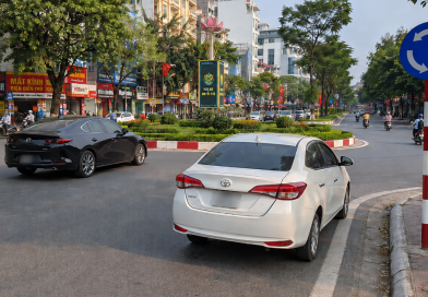 Vào vòng xuyến, nhường xe bên trái hay bên phải mới đúng luật?
