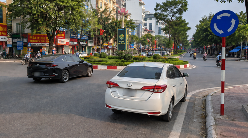 Vào vòng xuyến, nhường xe bên trái hay bên phải mới đúng luật?