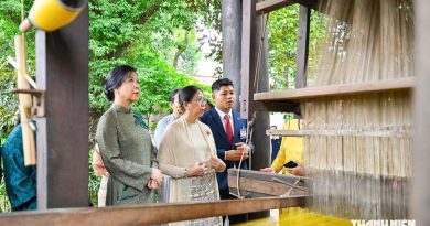 Phu nhân Tổng Bí thư, Chủ tịch nước Tô Lâm và phu nhân Tổng thống Myanmar thăm làng lụa Vạn Phúc