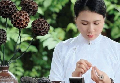 Từ đài sen cuối mùa đến một thương hiệu quà tặng của Huế
