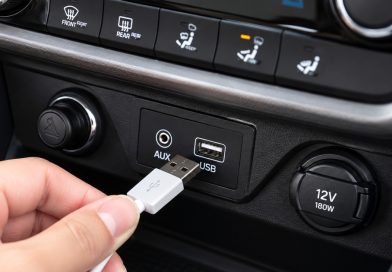 Vì sao cổng USB trên xe ô tô sạc điện thoại rất chậm?