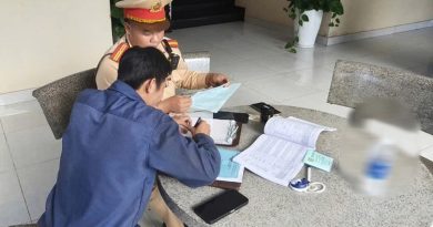 Ô tô đỗ trên vỉa hè TP.HCM bị CSGT phạt nguội do người dân ghi hình cung cấp