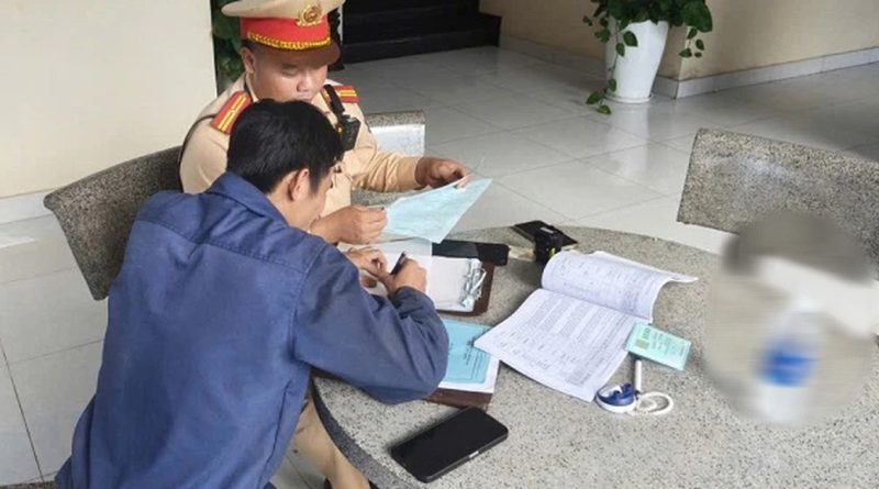 Ô tô đỗ trên vỉa hè TP.HCM bị CSGT phạt nguội do người dân ghi hình cung cấp