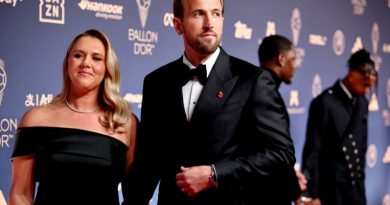 Harry Kane nắm tay vợ, gây chú ý khi diện đồng hồ Rolex 34 tỷ ngày giành cú đúp giải thưởng Quả bóng vàng 2026