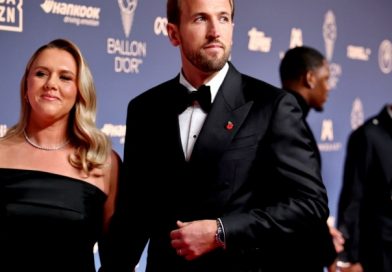Harry Kane nắm tay vợ, gây chú ý khi diện đồng hồ Rolex 34 tỷ ngày giành cú đúp giải thưởng Quả bóng vàng 2026