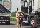 Không nhường đường cho xe khác xin vượt, tài xế nhận biên bản phạt 2,5 triệu đồng