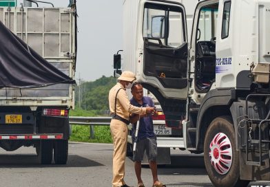 Không nhường đường cho xe khác xin vượt, tài xế nhận biên bản phạt 2,5 triệu đồng